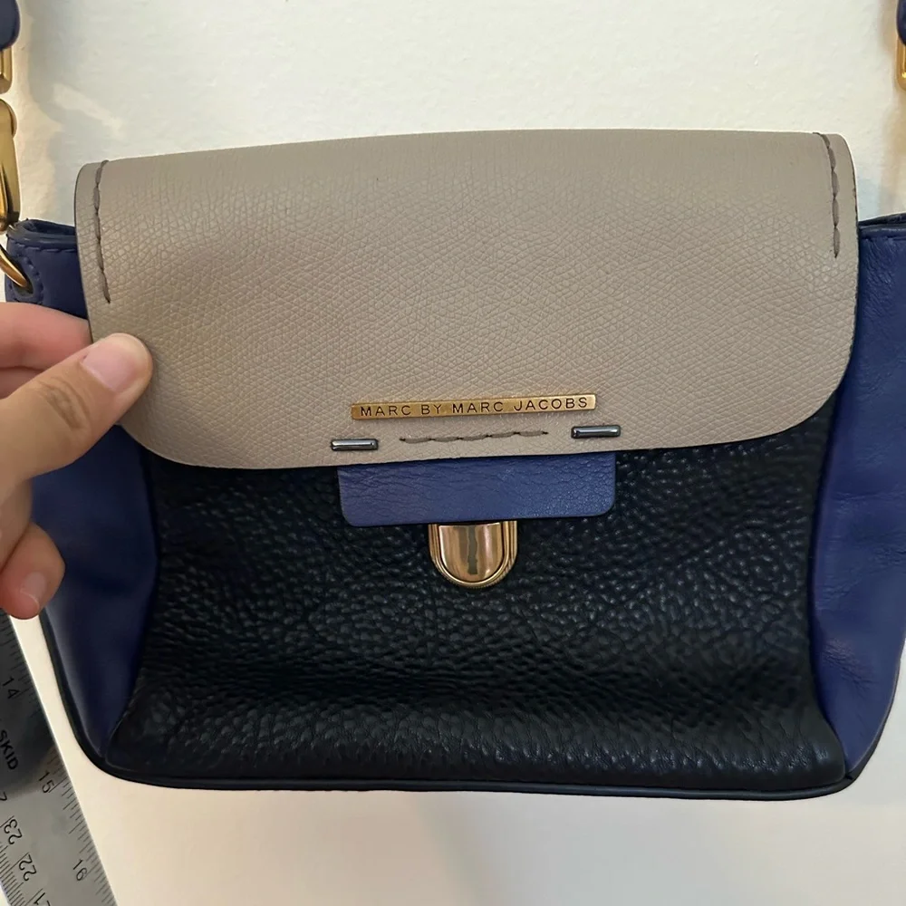 [SOLD] Like new Marc Jacobs Crossbody Bag Two Tone - Picture 11 of 13